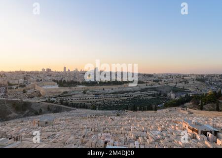 Vista panoramica della città vecchia di Gerusalemme, vista dal monte Olive a Gerusalemme. Israele Foto Stock