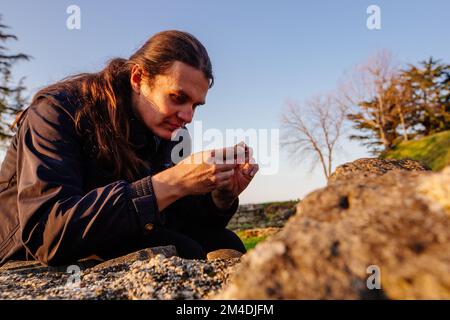 Vecchie barbe di argilla nelle mani di un archeologo. Foto Stock