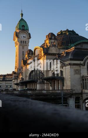 Tramonto luce sul fronte della stazione ferroviaria Benedettins, Limoges, Francia Foto Stock