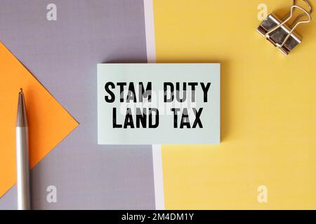 SDLT - Stamp Duty Land Tax scrivere su una carta sulla scrivania dell'ufficio. Foto Stock