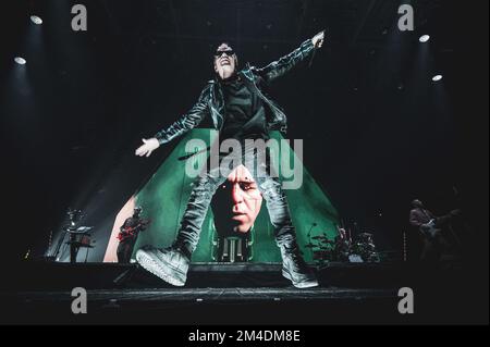 18 dicembre 2022, Torino, Italia: Il rapper italiano Maurizio Pisciottu aka Salmo ha suonato dal vivo sul palco per il suo concerto â€œFLOPâ€ tour a Torino presso la pala Alpitour di fronte a una sede esaurita. (Credit Image: © Alessandro Bosio/Pacific Press via ZUMA Press Wire) Foto Stock