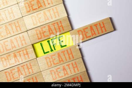 Parole morte e vita scritte su due pezzi di puzzle Foto Stock