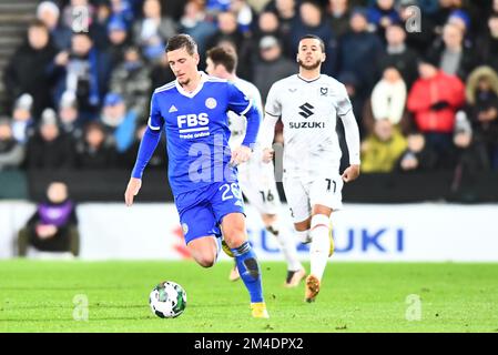 Dennis Praet (26 Leicester City) controlla la palla durante la partita della Carabao Cup 4th Round tra MK Dons e Leicester City allo Stadio MK, Milton Keynes martedì 20th dicembre 2022. (Credit: Kevin Hodgson | MI News) Credit: MI News & Sport /Alamy Live News Foto Stock