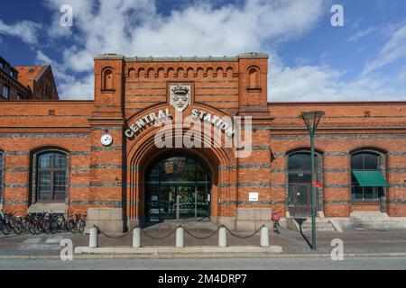 L'ingresso principale alla stazione ferroviaria centrale di giorno a Malmo, Svezia Foto Stock