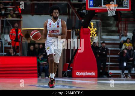 Andriu Tomas Woldetensae #8 di Pallacanestro Varese OpenJobMetis in azione durante LBA Lega Basket Un gioco di Stagione 2022/23 tra OpenJobMetis Varese e Pallacanestro Trieste all'Enerxenia Arena, Varese, Italia il 18 dicembre 2022 Foto Stock