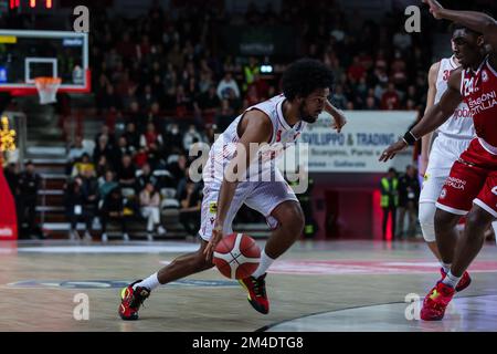 Andriu Tomas Woldetensae #8 di Pallacanestro Varese OpenJobMetis in azione durante LBA Lega Basket Un gioco di Stagione 2022/23 tra OpenJobMetis Varese e Pallacanestro Trieste all'Enerxenia Arena, Varese, Italia il 18 dicembre 2022 Foto Stock