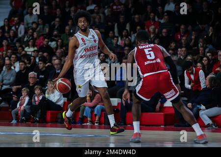 Andriu Tomas Woldetensae #8 di Pallacanestro Varese OpenJobMetis in azione durante LBA Lega Basket Un gioco di Stagione 2022/23 tra OpenJobMetis Varese e Pallacanestro Trieste all'Enerxenia Arena, Varese, Italia il 18 dicembre 2022 Foto Stock