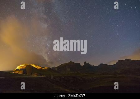 Via Lattea nel cielo notturno sui Pirenei, col du Pourtalet, Nouvelle-Aquitaine, Francia Foto Stock