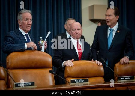 House Ways and Means Committee Chairman Rappresentante degli Stati Uniti Richard Neal (democratico del Massachusetts), a sinistra, e House Ways and Means Classifica membro Rappresentante degli Stati Uniti Kevin Brady (repubblicano del Texas), al centro, E il rappresentante degli Stati Uniti Vern Buchanan (repubblicano della Florida), a destra, arriva per una Camera Committee on Ways and Msignifica riunione d'affari per quanto riguarda âConsideration dei documenti protetti in Internal Revenue Code sezione 6103â nel Longworth House Office Building a Washington, DC, Martedì, 20 dicembre 2022. Credito: Rod Lamkey/CNP Foto Stock
