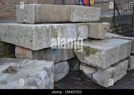 Grande pila di blocchi da costruzione in cemento alla base del North Pier a Tynemouth. Foto Stock