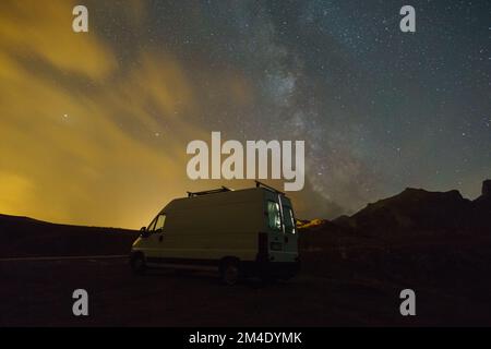 Via Lattea nel cielo notturno sopra camper van nei Pirenei, col du Pourtalet, Nouvelle-Aquitaine, Francia Foto Stock