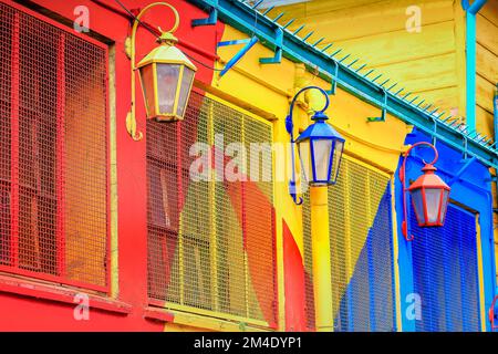 Facciata colorata su via Caminito con lampioni di strada, a Buenos Aires, Argentina Foto Stock