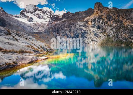 Lago turchese Churup in Cordillera Blanca, Ande innevate, Ancash, Perù Foto Stock