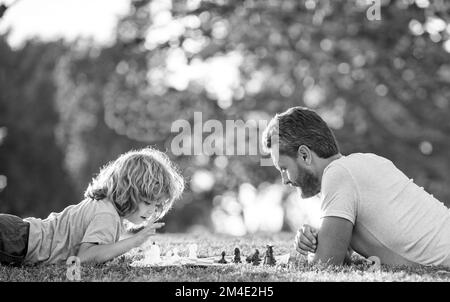 giorno dei padri. famiglia felice. genitorialità e infanzia. checkmate. Foto Stock