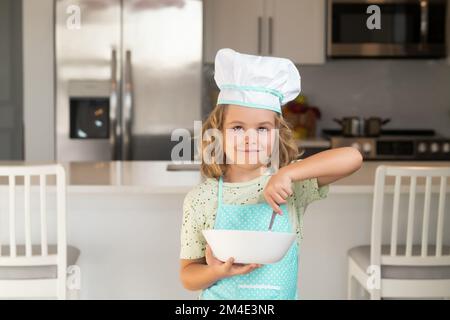 Bambino cuoco con piastra di cottura bambino con cappello da cuoco