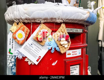 St Albans e UK post box topper sponsorizzato dal waffle House St. Albans con cialde a crochet affisse sul lato Foto Stock