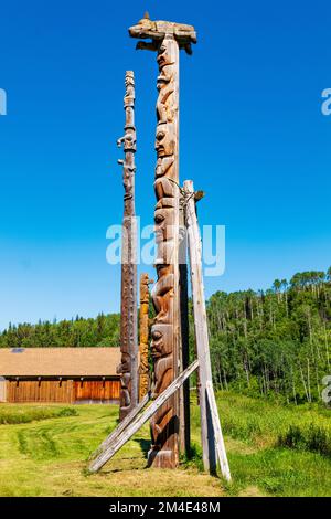 Pali di totem di cedro intagliati a mano; Gitanyow - Villaggio storico di Kitwancool & Centro interpretativo; Gitanyow; Columbia Britannica; Canada Foto Stock