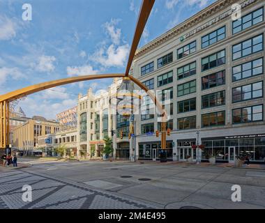 Il lampadario GE alto 20 metri in Playhouse Square è sospeso da un arco alto 44 metri. Contiene 4.200 cristalli di resina acrilica, illuminati da 68 LED GE. Foto Stock