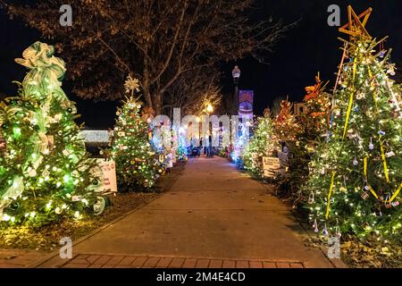 Prattville, Alabama, USA-13 dicembre 2022: Gli alberi di Natale illuminati fiancheggiano il Creekwalk nel centro storico di Prattville per festeggiare il Natale. Foto Stock