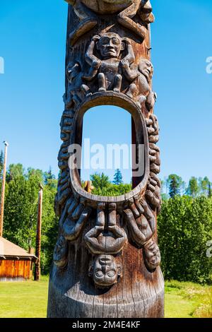 Pali di totem di cedro intagliati a mano; Gitanyow - Villaggio storico di Kitwancool & Centro interpretativo; Gitanyow; Columbia Britannica; Canada Foto Stock