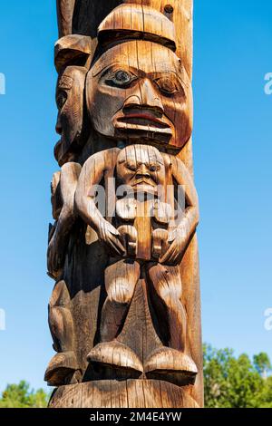 Pali di totem di cedro intagliati a mano; Gitanyow - Villaggio storico di Kitwancool & Centro interpretativo; Gitanyow; Columbia Britannica; Canada Foto Stock