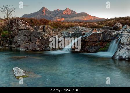 Luce serale sulla Cuillin su Skye da allt dearg mor. Foto Stock