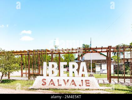 COLONIA CARLOS PELLEGRINI, CORRIENTES, ARGENTINA - 19 NOVEMBRE 2021: Grande segno con la copia 'Ibera Salvaje' (Wild Ibera) appartengono al centro di inte Foto Stock