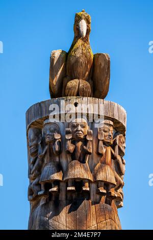 Pali di totem di cedro intagliati a mano; Gitanyow - Villaggio storico di Kitwancool & Centro interpretativo; Gitanyow; Columbia Britannica; Canada Foto Stock