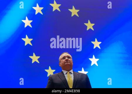 Bucarest, Romania - 19 dicembre 2022: Il primo ministro rumeno Nicolae Ciuca durante la sessione plenaria congiunta delle camere del Parlamento rumeno. Foto Stock