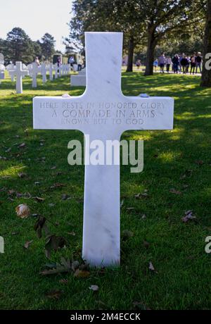 Qui riposa nella gloria onorata un compagno in armi noto ma a Dio monumento commemorativo Headstone marker, Normandia Military Cemetery Foto Stock