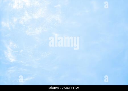 delicato sfondo blu con sequine onde movimento liquido Foto Stock