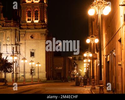 Strade notturne a san luis potosi Foto Stock