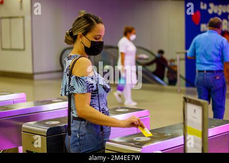 ragazza che passa la scheda del bus della metropolitana in stazione della metropolitana Foto Stock