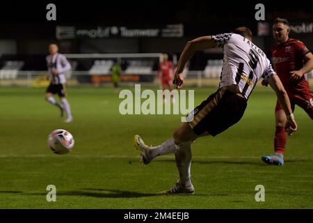 Il Glen Naylor di Spennymoor Town spara in gol durante la partita del trofeo fa di Isuzu tra Spennymoor Town e Darlington al Brewery Field di Spennymoor martedì 20th dicembre 2022. (Credit: Scott Llewellyn | NOTIZIE MI) Credit: NOTIZIE MI & Sport /Alamy Live News Foto Stock