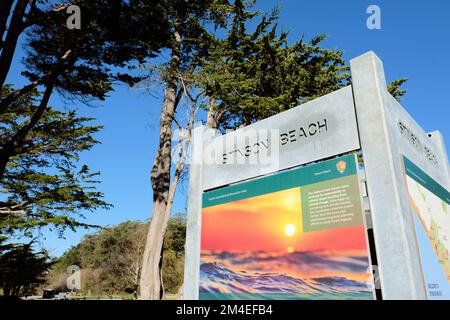 Cartello e cartello a Stinson Beach, parte di Bolinas Bay nella contea di Marin, costa della California; spiaggia della Bay Area e destinazione turistica. Foto Stock