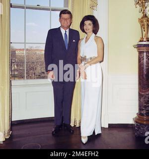 Un ritratto del presidente americano John F Kennedy e di sua moglie e First Lady Jacqueline nella Sala ovale gialla della Casa Bianca. Foto Stock