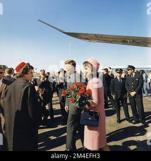 Il presidente DEGLI STATI UNITI JOHN F President e sua moglie e First Lady Jackie Kennedy arrivano a Dallas Love Field. Foto Stock