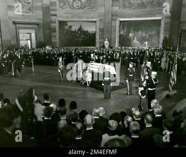 La sig.ra Kennedy e la figlia, Caroline Kennedy, si inginocchiano alla catafalque con il presidente Kennedy scrigno. Foto dell'architetto dei fotografi del Campidoglio. Foto Stock