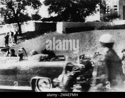 Foto Polaroid di Mary Moorman scattata una frazione di secondo dopo il colpo fatale durante l'assassinio del presidente John F Kennedy a Dallas, Texas, il 22rd novembre 1963. La foto mostra Kennedy chiaramente che si ribella alla sua sinistra. Sua moglie Jackie si è già rivolta a lui perché era già stato colpito da un proiettile nella parte posteriore prima che il secondo lo colpì in testa. Foto Stock