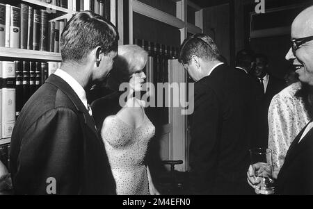 Marilyn Monroe con gli Stati Uniti Il procuratore generale Robert F. Kennedy, il presidente John F. Kennedy e Arthur M. Schlesinger Jr. Ad una festa privata nell'attico del centro di Manhattan, casa di Arthur B. Krim e Mathilde Krim, che ha celebrato il compleanno di JFK 10 giorni prima del suo effettivo compleanno; Monroe gli aveva cantato pubblicamente il "buon compleanno" prima di quella notte; morì 77 giorni dopo. Foto Stock