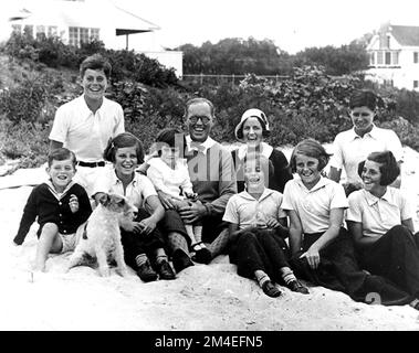 PC 8 la famiglia Kennedy al porto di Hyannis, 1931. L-R: Robert Kennedy, John F. Kennedy, Eunice Kennedy, Jean Kennedy (al giro di) Joseph P. Kennedy Sr., Rose Fitzgerald Kennedy (dietro) Patricia Kennedy, Kathleen Kennedy, Joseph P. Kennedy Jr. (Dietro) Rosemary Kennedy. Il cane in primo piano è 'Buddy'. John F Kennedy aveva 14 anni quando questa foto è stata scattata Foto Stock