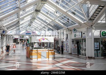 Bury Town Centre Greater Manchester, il centro commerciale Mill Gate è tranquillo con pochi acquirenti estate 2022, durante i periodi economici difficili, Inghilterra Foto Stock