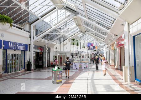 Bury Town Centre Greater Manchester, il centro commerciale Mill Gate è tranquillo con pochi acquirenti estate 2022, durante i periodi economici difficili, Inghilterra Foto Stock