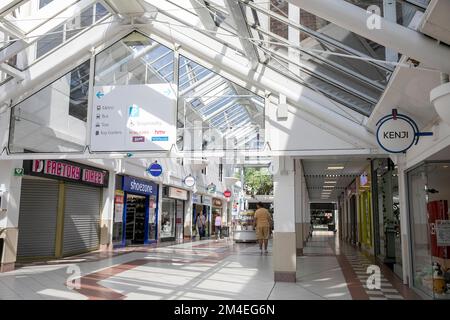 Bury Town Centre Greater Manchester, il centro commerciale Mill Gate è tranquillo con pochi acquirenti estate 2022, durante i periodi economici difficili, Inghilterra Foto Stock