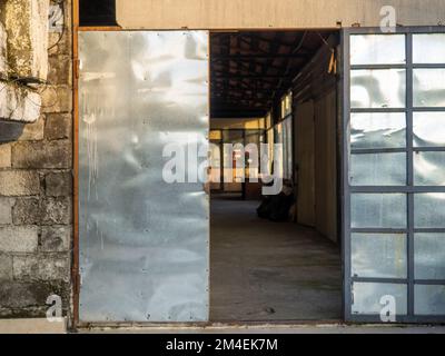 Aprire lo sportello metallico. Doppia porta. Ingresso a una camera spaziosa. Ingresso al mercato del pesce. Foto Stock