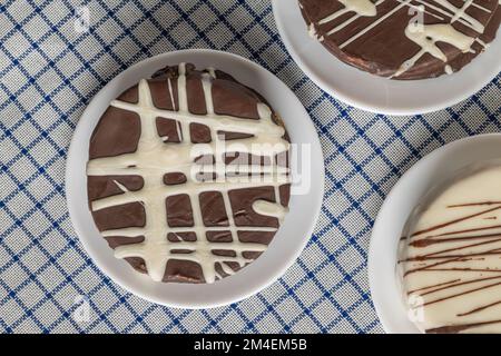 Vista dall'alto dell'alfajor al cioccolato marrone, caramelle tipiche dell'Argentina. Foto Stock