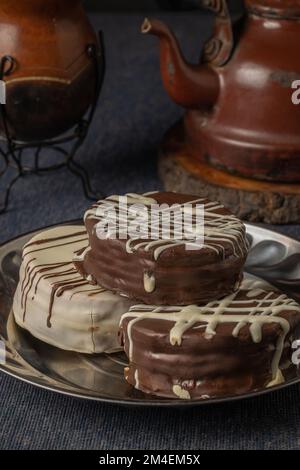 Alfajores, caramelle tipiche dell'Argentina, con yerba mate e bollitore. Foto Stock