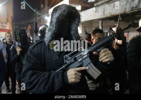 Nablus, Palestina. 20th Dec, 2022. Un cannoniere palestinese delle Brigate dei Martiri di al-Aqsa del movimento Fatah guidato dal Presidente Mahmoud Abbas sembra portare con sé le proprie armi, per protestare contro la morte del prigioniero palestinese nelle prigioni di occupazione, Nasser Abu Hamid, che è stato condannato all'ergastolo nel campo di Balata, a est di Gerusalemme. Abu Hamid è morto per una malattia dovuta a negligenza medica in una prigione israeliana. (Foto di Nasser Ishtayeh/SOPA Images/Sipa USA) Credit: Sipa USA/Alamy Live News Foto Stock