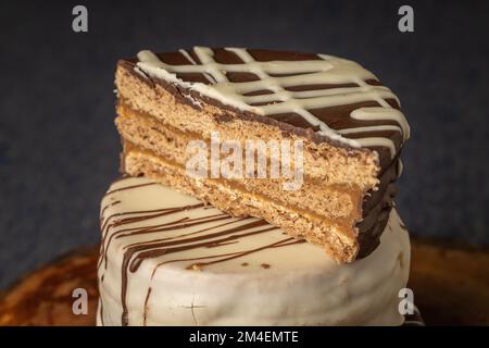 Alfajor al cioccolato marrone tagliato a metà, caramelle tipiche argentine. Foto Stock