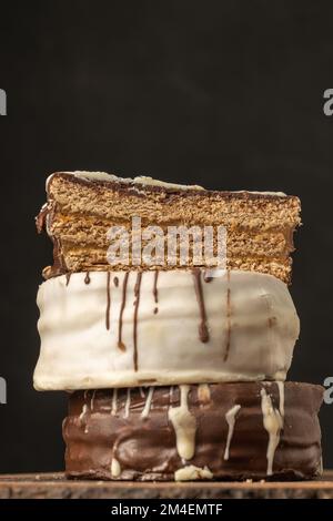 Alfajor al cioccolato marrone tagliato a metà su altri, caramelle tipiche argentine. Foto Stock